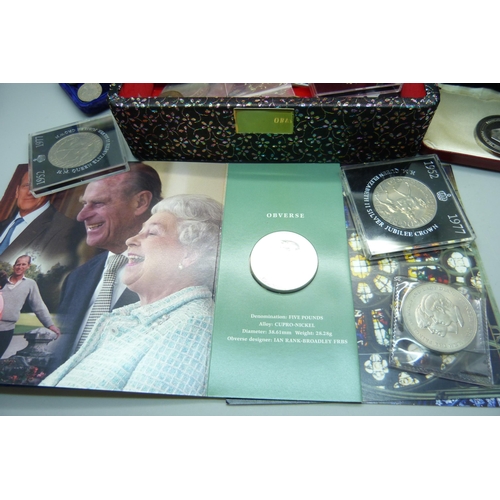 828 - A box of commemorative crowns, £5 coin, silver jubilee 1952-1977 coin, GB coins, etc.