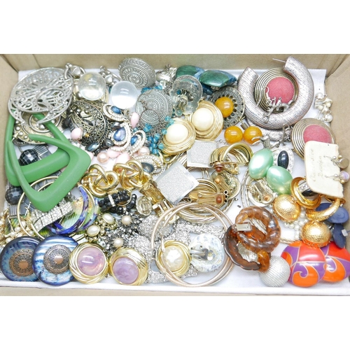 843 - Over 50 pairs of costume earrings