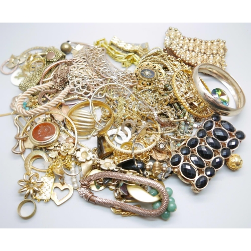 845 - Gold tone jewellery