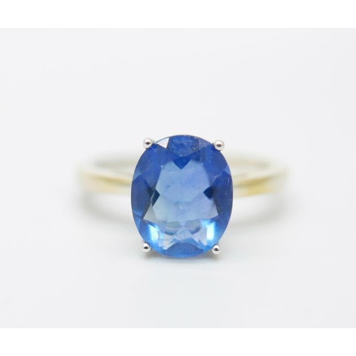 870 - A silver gilt, blue fluorite solitaire ring, U