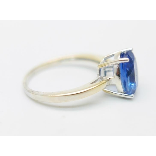 870 - A silver gilt, blue fluorite solitaire ring, U