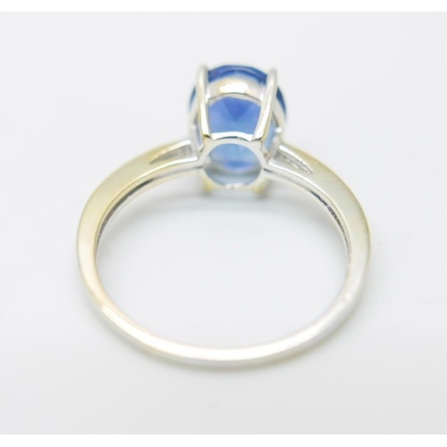 870 - A silver gilt, blue fluorite solitaire ring, U