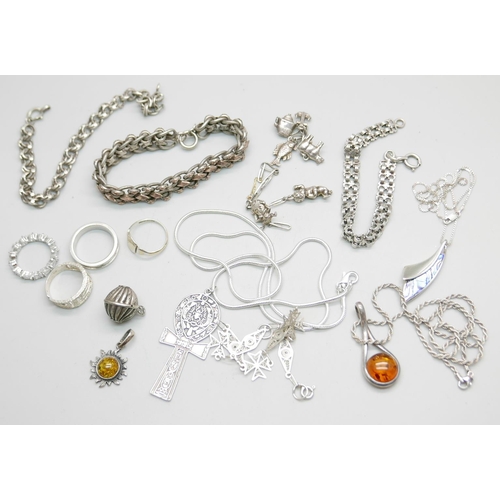 885 - Silver and white metal jewellery, 124g