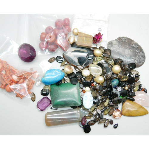 934 - Assorted gem stones including coral and coral colourd stones