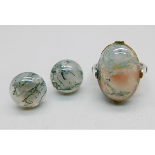 952 - A moss agate set silver ring, K/L, and earrings