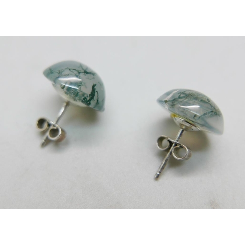 952 - A moss agate set silver ring, K/L, and earrings