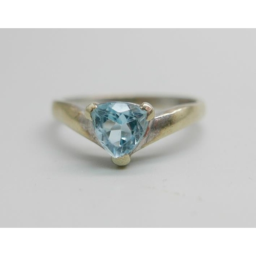 953 - A 9ct gold and blue topaz ring, 3.1g, S