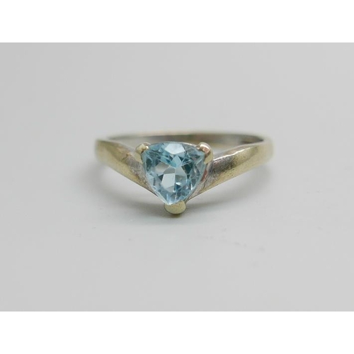 953 - A 9ct gold and blue topaz ring, 3.1g, S