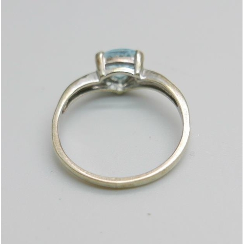 953 - A 9ct gold and blue topaz ring, 3.1g, S