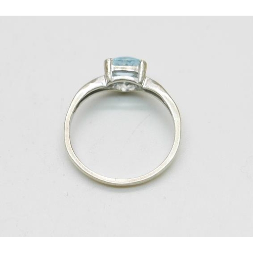 953 - A 9ct gold and blue topaz ring, 3.1g, S