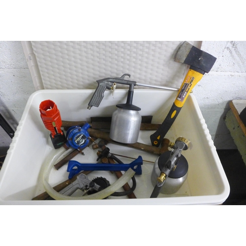2028 - A tray of tools including - 2 air spray guns, Work Zone axe, air inflator, razor saw and assorted ha... 