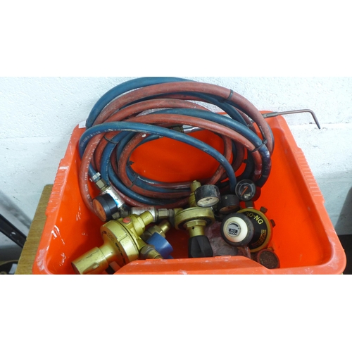 2041 - A set of oxy-acetylene torch pipes and 4 regulators, Boc Nitrogen M30-NG, Gas Arc multi stage, Box O... 