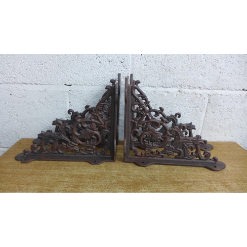 2118 - Four cast wall brackets - rust * this lot is subject to VAT