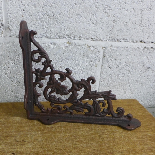 2118 - Four cast wall brackets - rust * this lot is subject to VAT