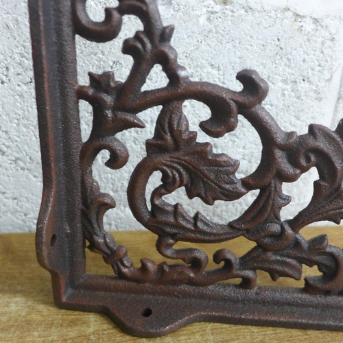 2118 - Four cast wall brackets - rust * this lot is subject to VAT