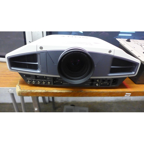 2186 - A Sony XGA VPL-FX52 data projector