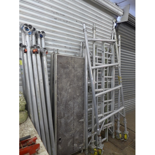 2219 - A Youngman (Boss 850 LDR4R) aluminium platform scaffold tower with 4 pairs of side sections 2-7m wor... 