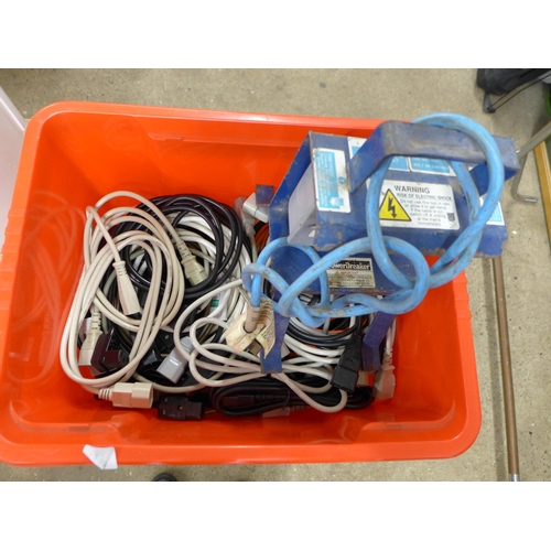 2249 - A large amount of 240v 3-pin and blue plug power cables, splitters and extension cables