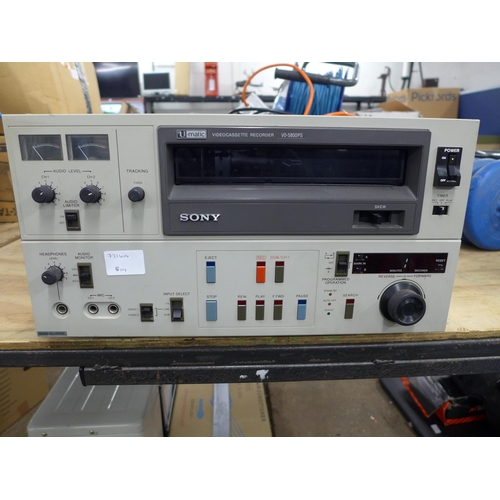 2251 - A Sony (V0-5800PS) U Matic video cassette recorder