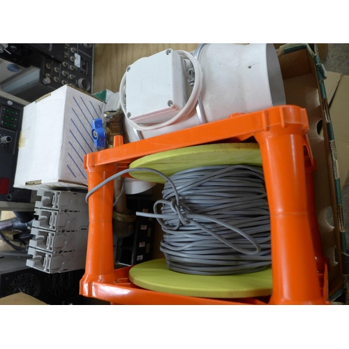 2267 - A large amount of 240v 3-pin and blue plug power cables, splitters and extension cables