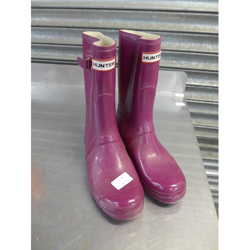 2291 - A pair of Hunter Wellington boots in purple UK size 8