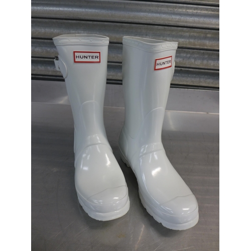 2292 - A pair of Hunters high gloss white Wellington boots UK size 6 - unworn in box