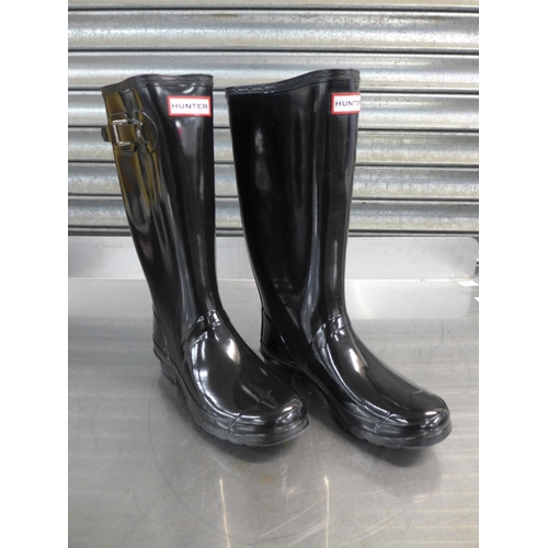 2293 - A pair of Hunters high gloss black high top Wellington boots - UK size 7 - unworn in box