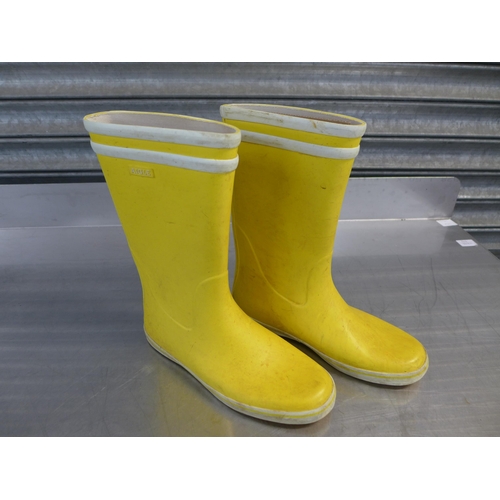 2295 - A pair of Aigle size UK 7 sunshine yellow Wellington boots - in box