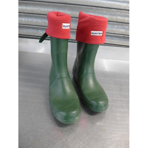 2329 - A pair of Hunters green Wellington boots size UK 8 with Hunters Wellington liners