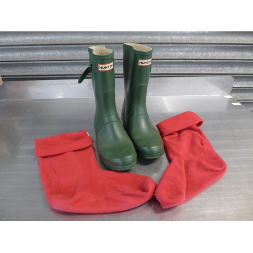 2329 - A pair of Hunters green Wellington boots size UK 8 with Hunters Wellington liners