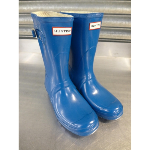 2332 - A pair of Hunters high gloss blue Wellington boots UK size 8 - unworn in box