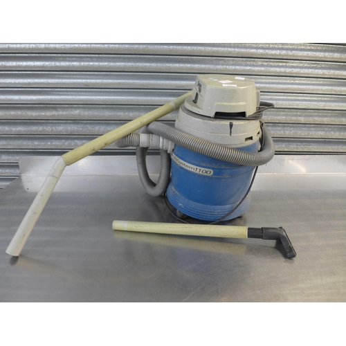 2341 - A multisystem AquaVac type 6319P 110w 240v pond vacuum