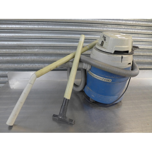 2341 - A multisystem AquaVac type 6319P 110w 240v pond vacuum