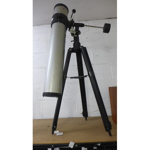 2141 - An unbranded telescope on tripod stand