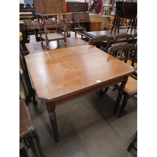 141 - A Victorian oak kitchen table