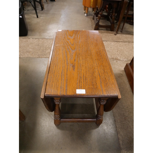 182 - A small oak drop leaf occasional table