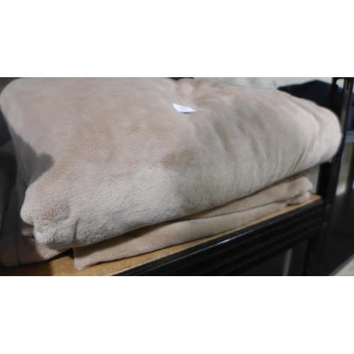 3007 - 2x Luxe Blankets  (317-508) *This lot is subject to VAT