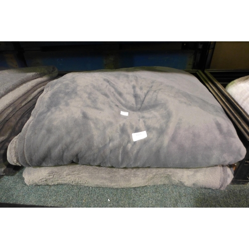 3023 - 2x Luxe Blankets      (317-508) *This lot is subject to VAT
