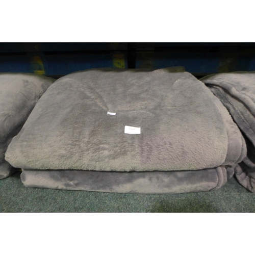 3024 - 2x Luxe Blankets  (317-508) *This lot is subject to VAT