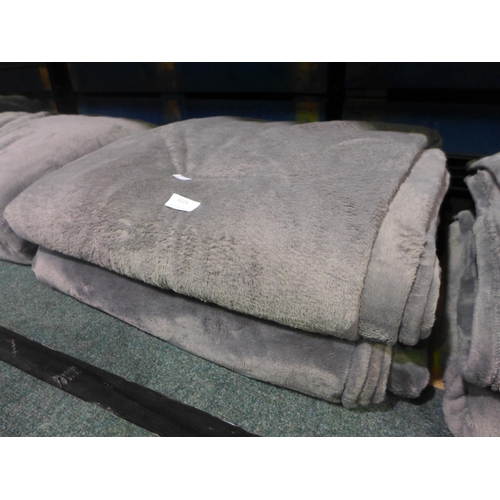 3024 - 2x Luxe Blankets  (317-508) *This lot is subject to VAT