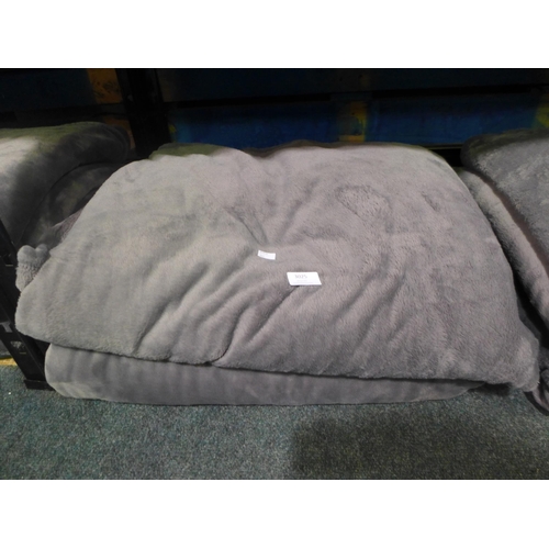 3025 - 2x Luxe Blankets     (317-508) *This lot is subject to VAT