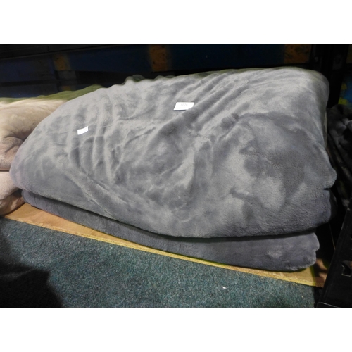3026 - 2x Luxe Blankets  (317-508) *This lot is subject to VAT