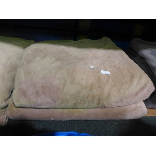 3027 - 2x Luxe Blankets  (317-508) *This lot is subject to VAT