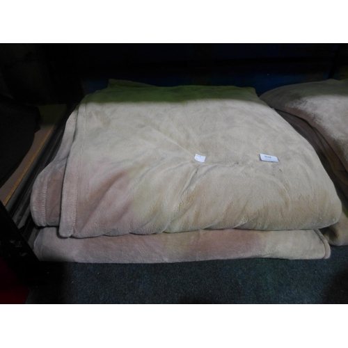 3028 - 2x Luxe Blankets  (317-508) *This lot is subject to VAT