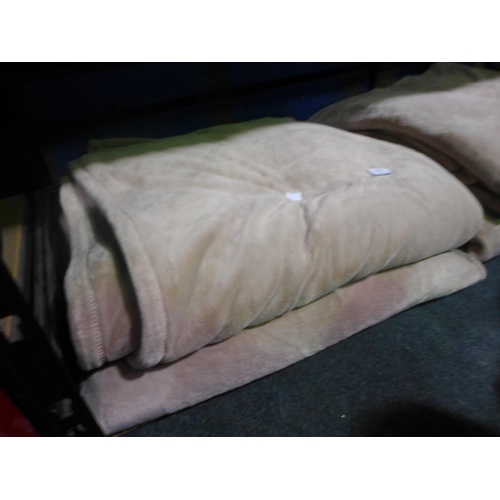 3028 - 2x Luxe Blankets  (317-508) *This lot is subject to VAT