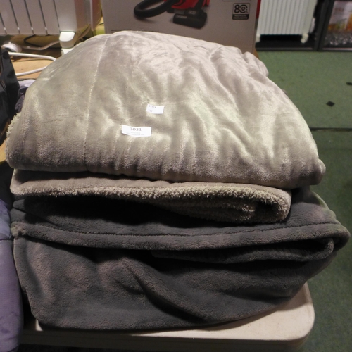 3031 - 2x Luxe Blankets   (317-509) *This lot is subject to VAT