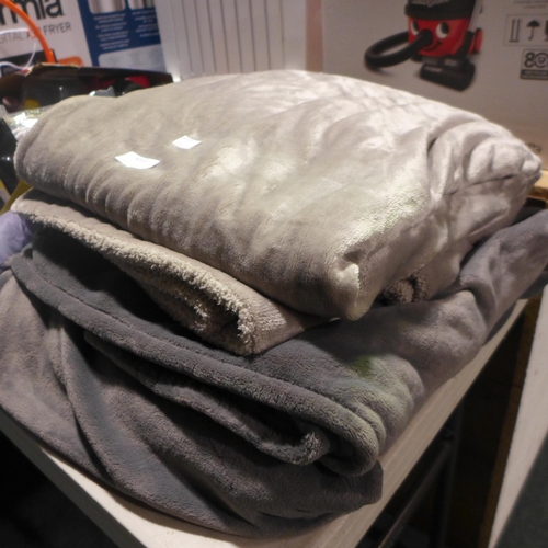3031 - 2x Luxe Blankets   (317-509) *This lot is subject to VAT