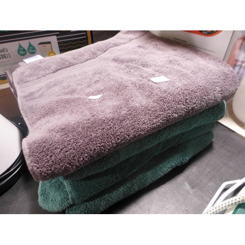 3035 - 4x Mixed bath sheets (1x Grey/ 3x Green)  (317-336,337) *This lot is subject to VAT