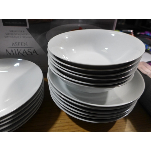 3212 - Mikasa Porcelain 'Aspen' White Dinnerware (317-239) *This lot is subject to VAT