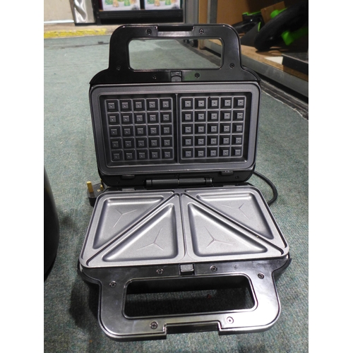 3222 - Gourmia Air Fryer, Breville Toastie Maker   (317-376,393) *This lot is subject to VAT